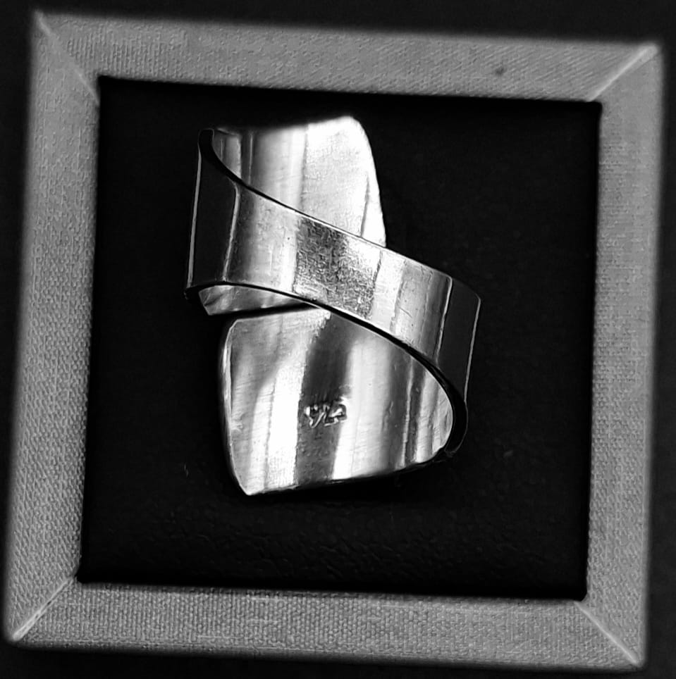 Anillo Diamantada Plata Ley 925, sello de autenticidad Plata Ley .925