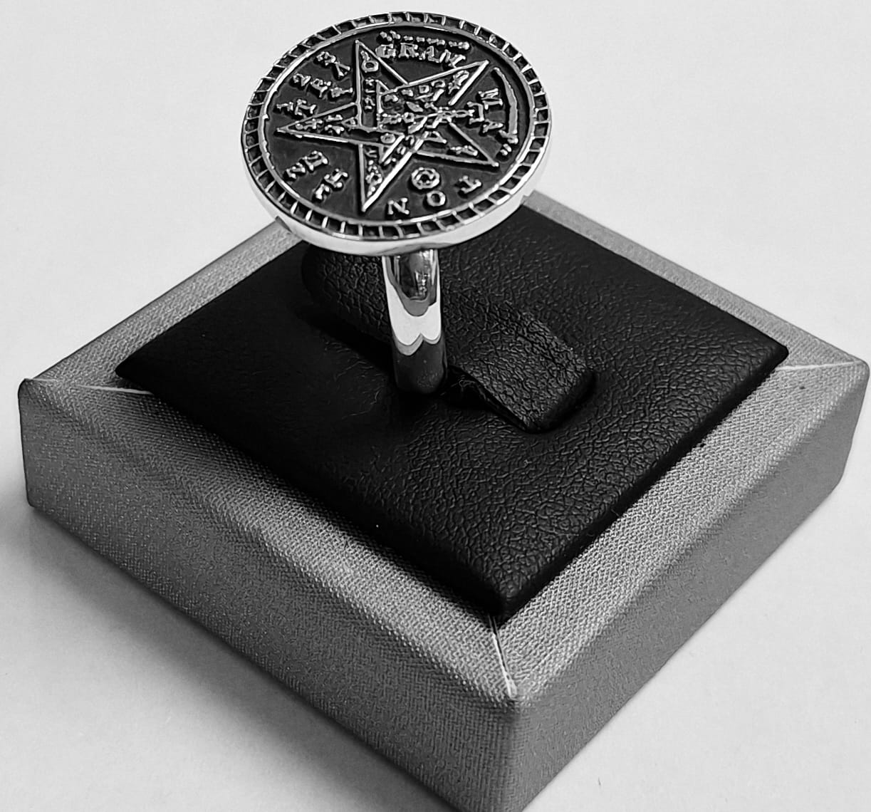 Sello de ley en el interior del anillo tetragramaton en plata ley 950