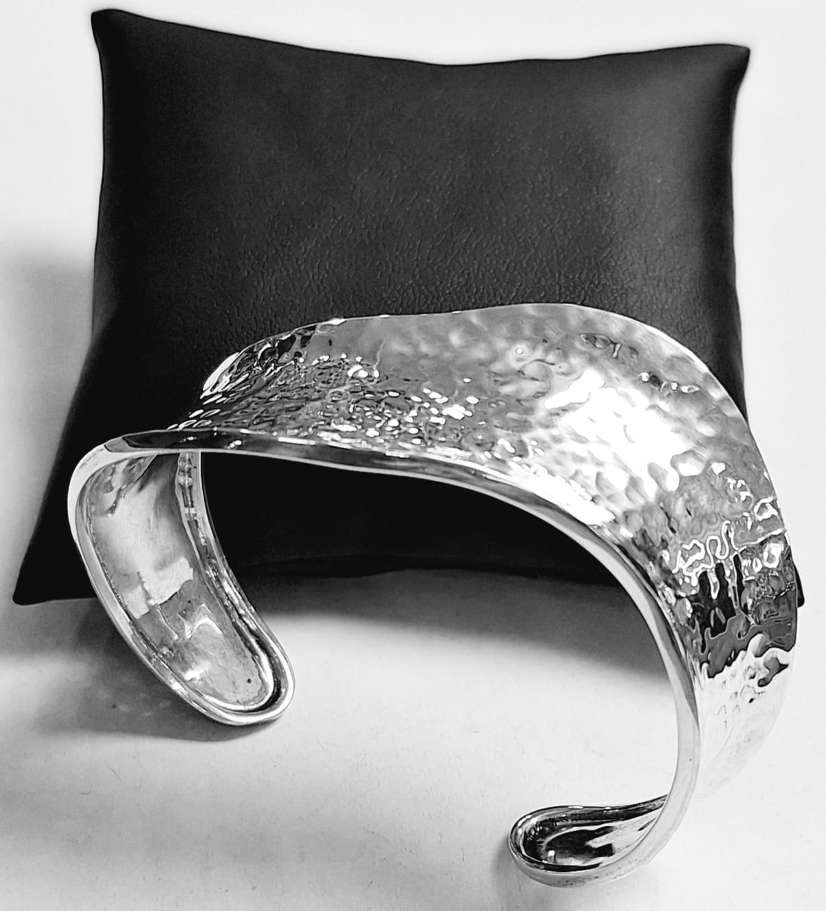 Brazalete Martillado en Plata Ley 925, vista frontal