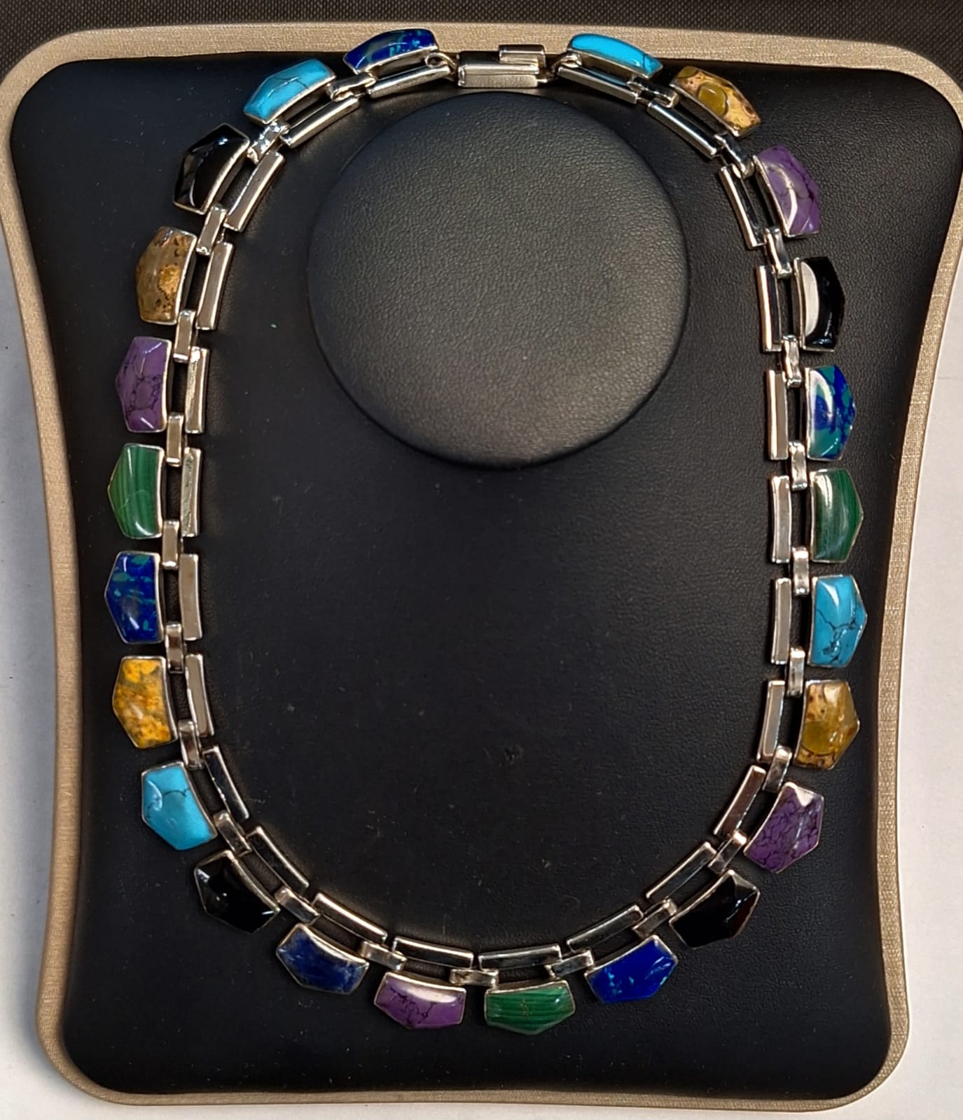 Collar con Incrustaciones de Diferentes Piedras en Plata Ley 950, sello de autenticidad Plata Ley .925