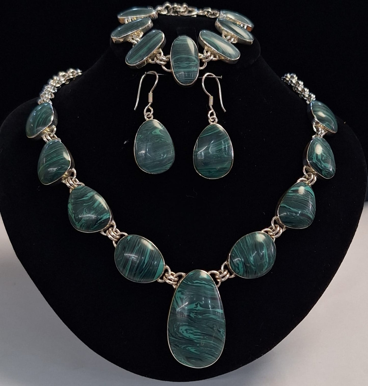 Set de Collar con Incrustaciones de Malaquita en Plata Ley 950, vista frontal