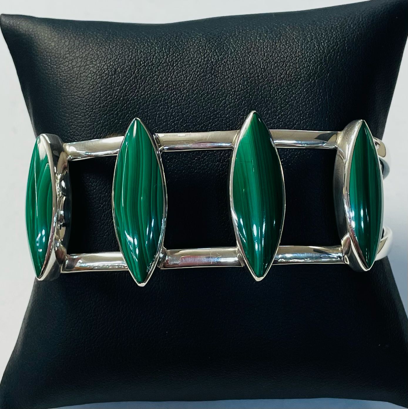 Brazalete con Malaquita con Plata Ley 925, sello de autenticidad Plata Ley .925