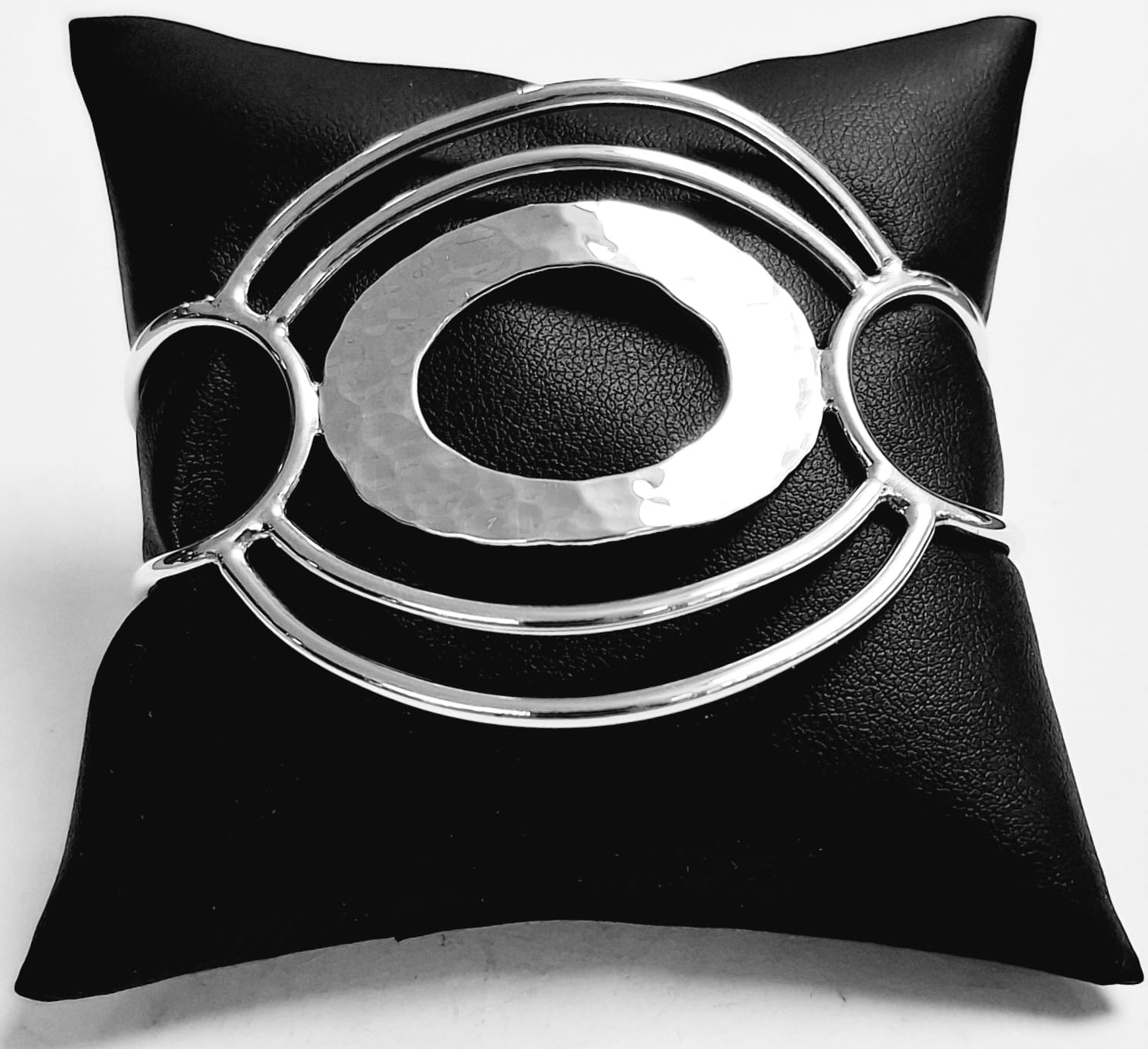 Sello de ley en el interior del brazalete en plata ley 925