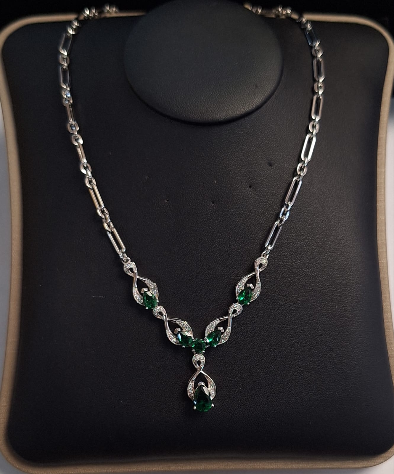Collar con Incrustaciones de Esmeralda en Plata Ley 925, sello de autenticidad Plata Ley .925