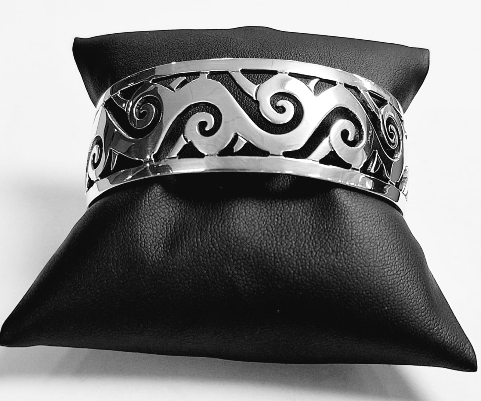 Sello de ley en el interior del brazalete en plata ley 925