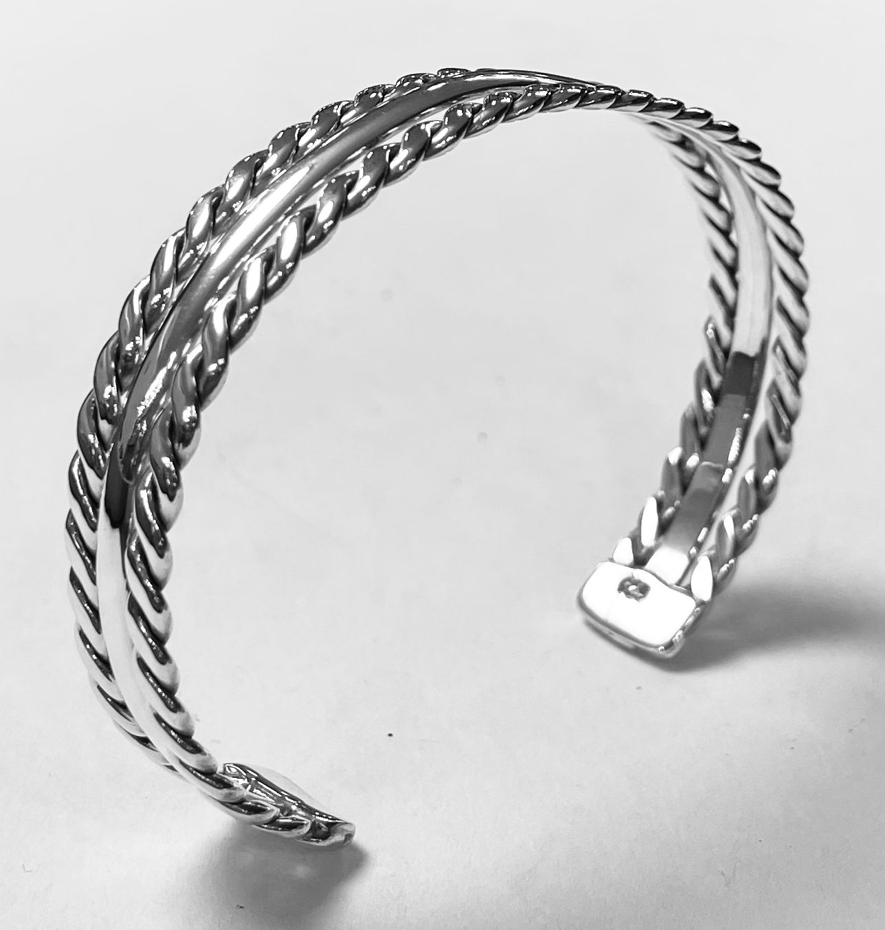Sello de ley en el interior del brazalete en plata ley 925