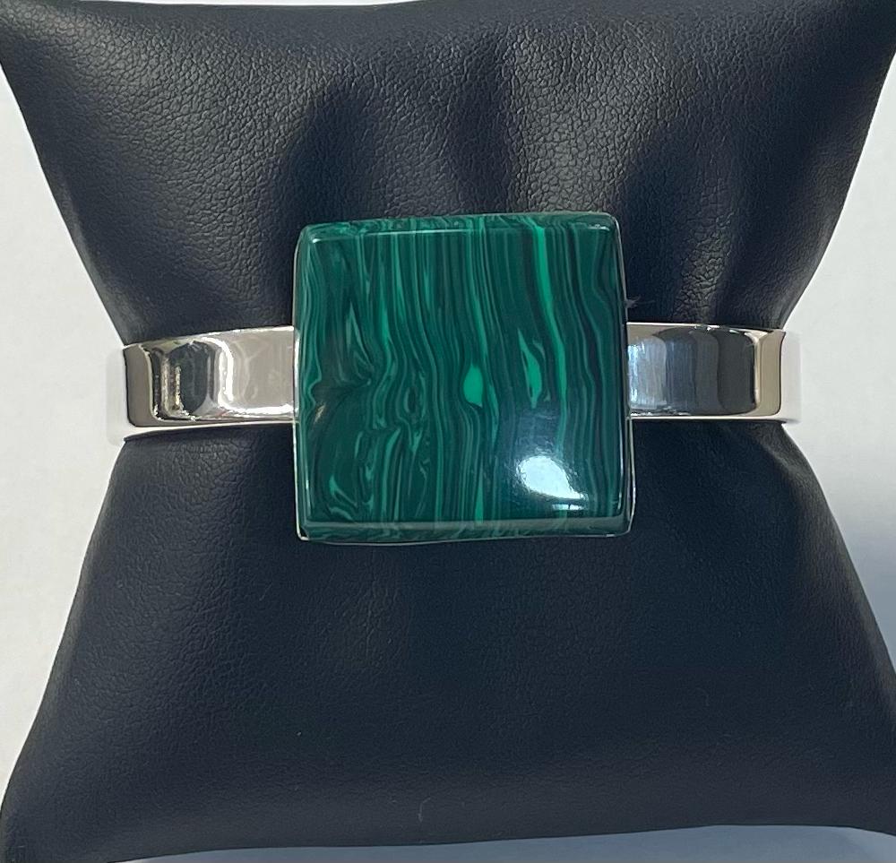 Brazalete con Malaquita en Plata Ley 925, sello de autenticidad Plata Ley .925