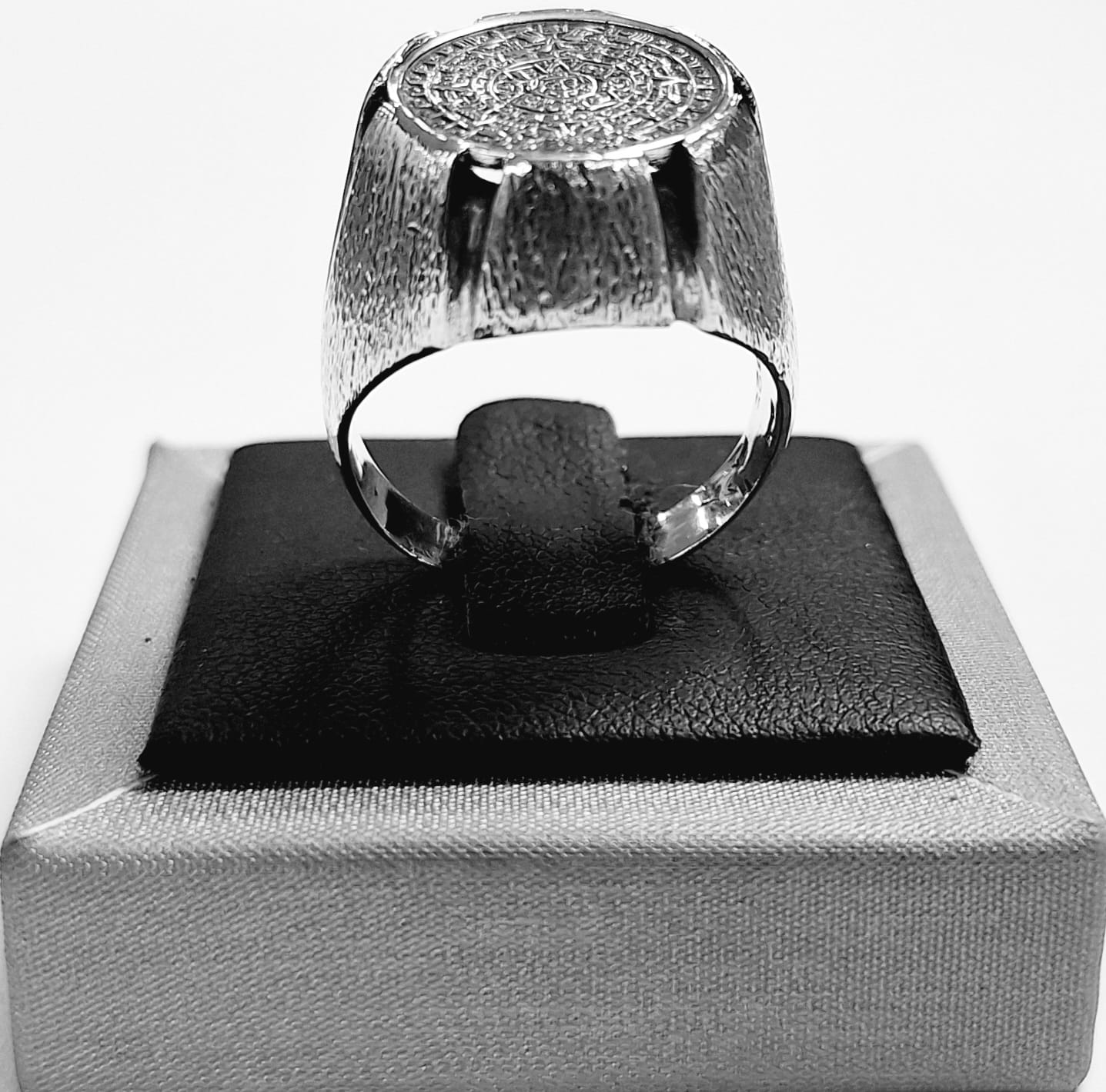 Sello de ley en el interior del anillo mate calendario azteca en plata ley 925