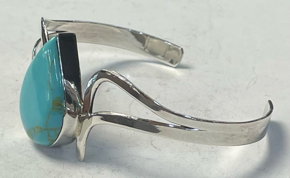 Brazalete con Turquesa en Plata Ley 925, vista frontal