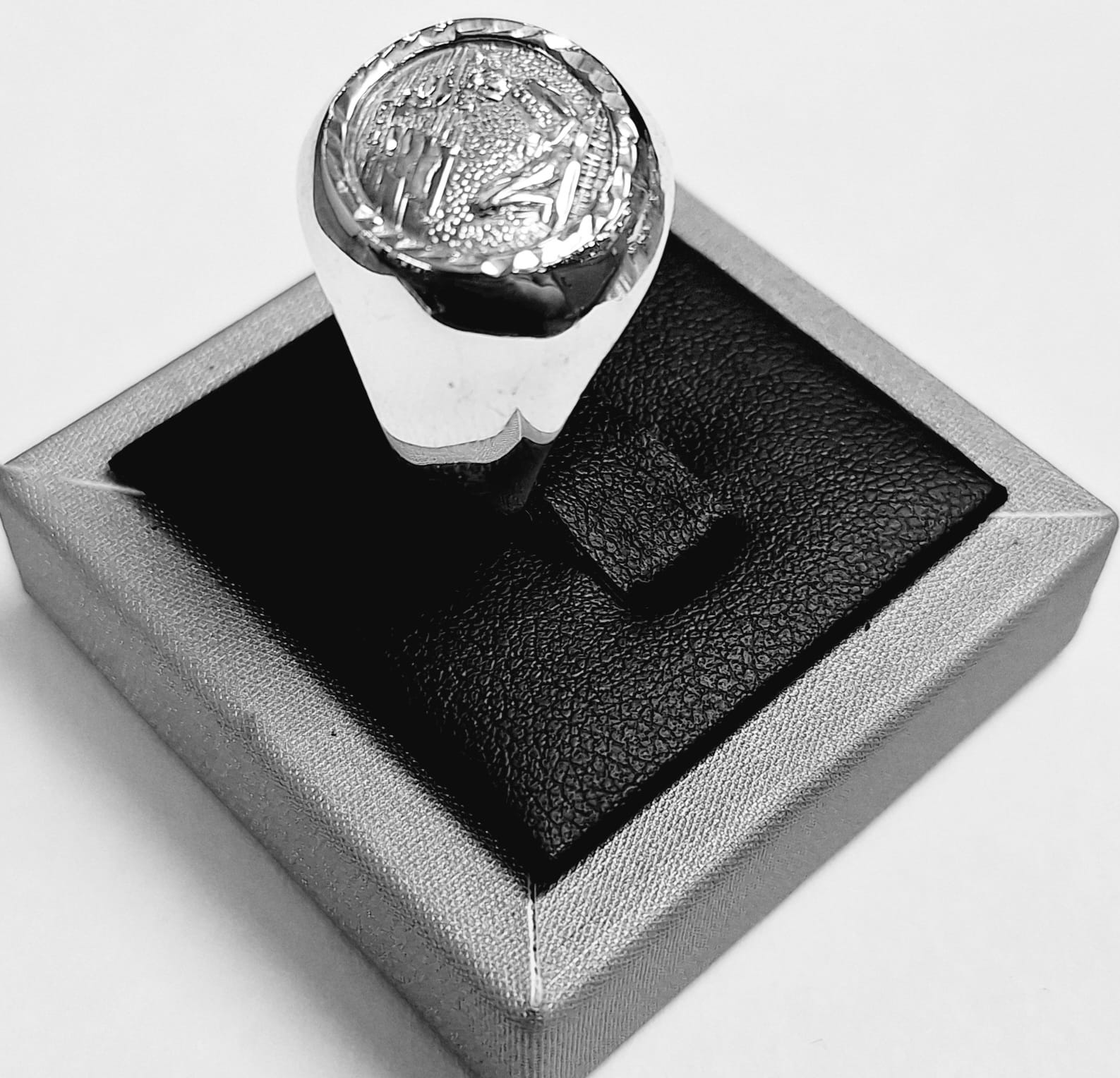 Anillo Pirámide y Chac Mool en Plata Ley 925, vista frontal