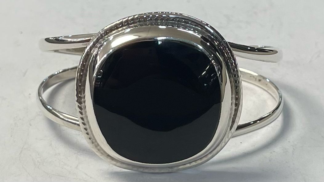 Sello de ley en el interior del brazalete con obsidiana en plata ley 925