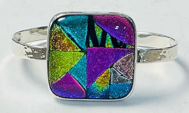 Sello de ley en el interior del brazalete con dicroico en plata ley 925