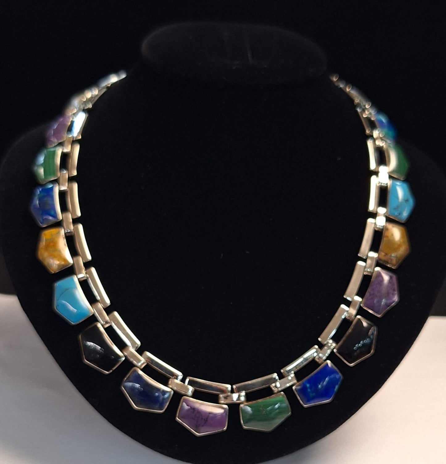 Collar con Incrustaciones de Diferentes Piedras en Plata Ley 950, vista frontal