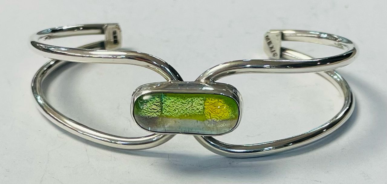 Sello de ley en el interior del brazalete con dicroico en plata ley 925