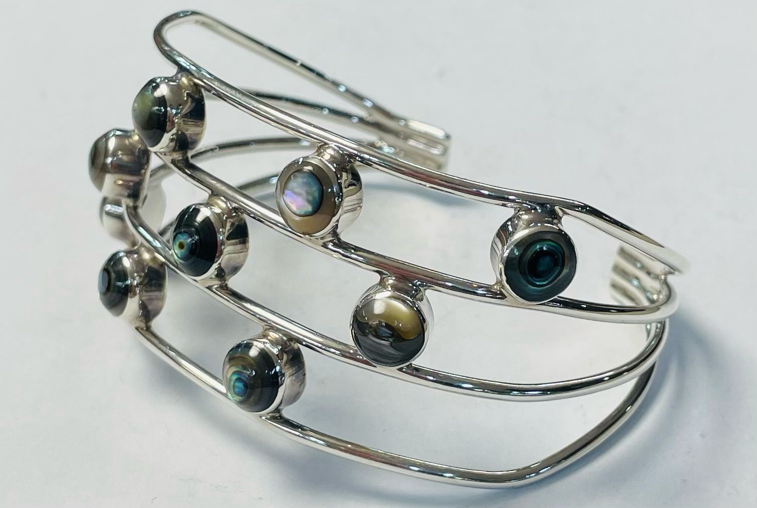 Brazalete con Concha de Abulon en Plata Ley 925, vista frontal