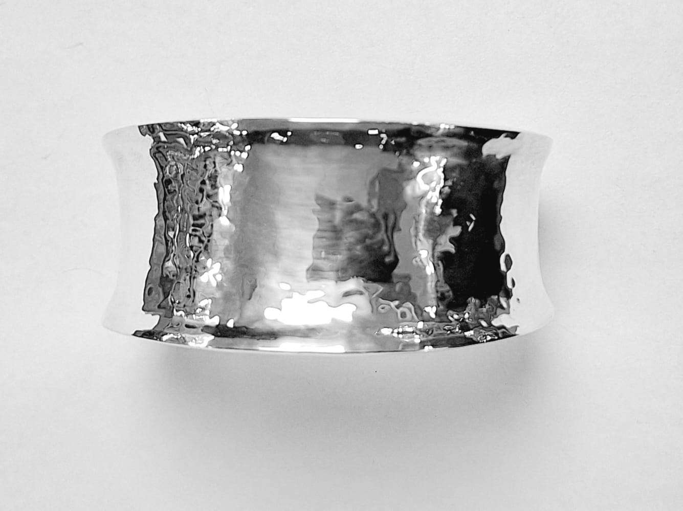 Brazalete Martillado en Plata Ley 925, sello de autenticidad Plata Ley .925