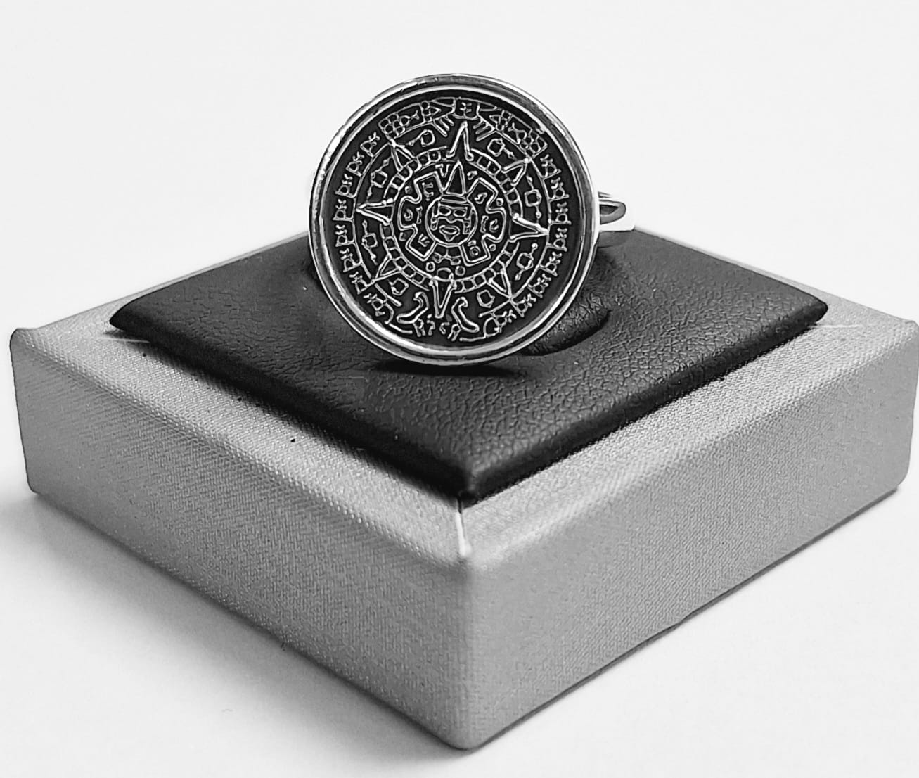 Anillo Calendario Azteca en Plata Ley 950, sello de autenticidad Plata Ley .925