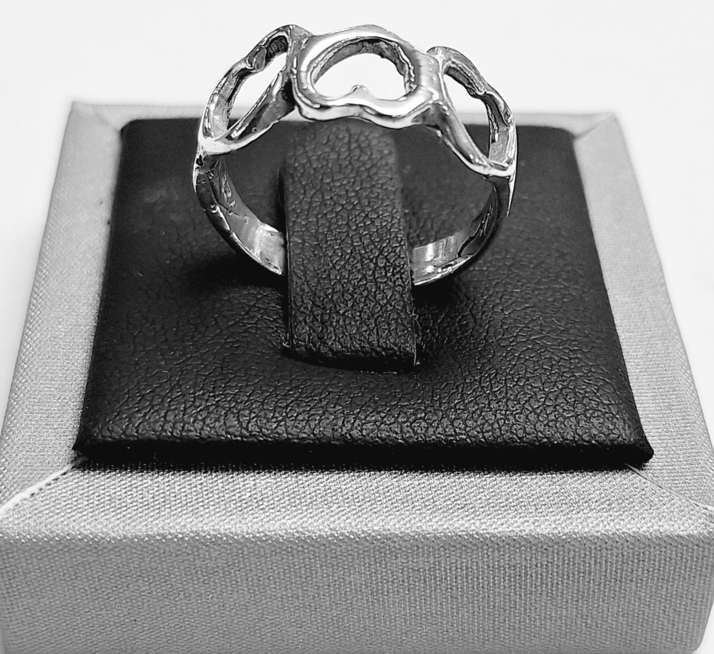 Sello de ley en el interior del anillo de tres corazones en plata ley 925
