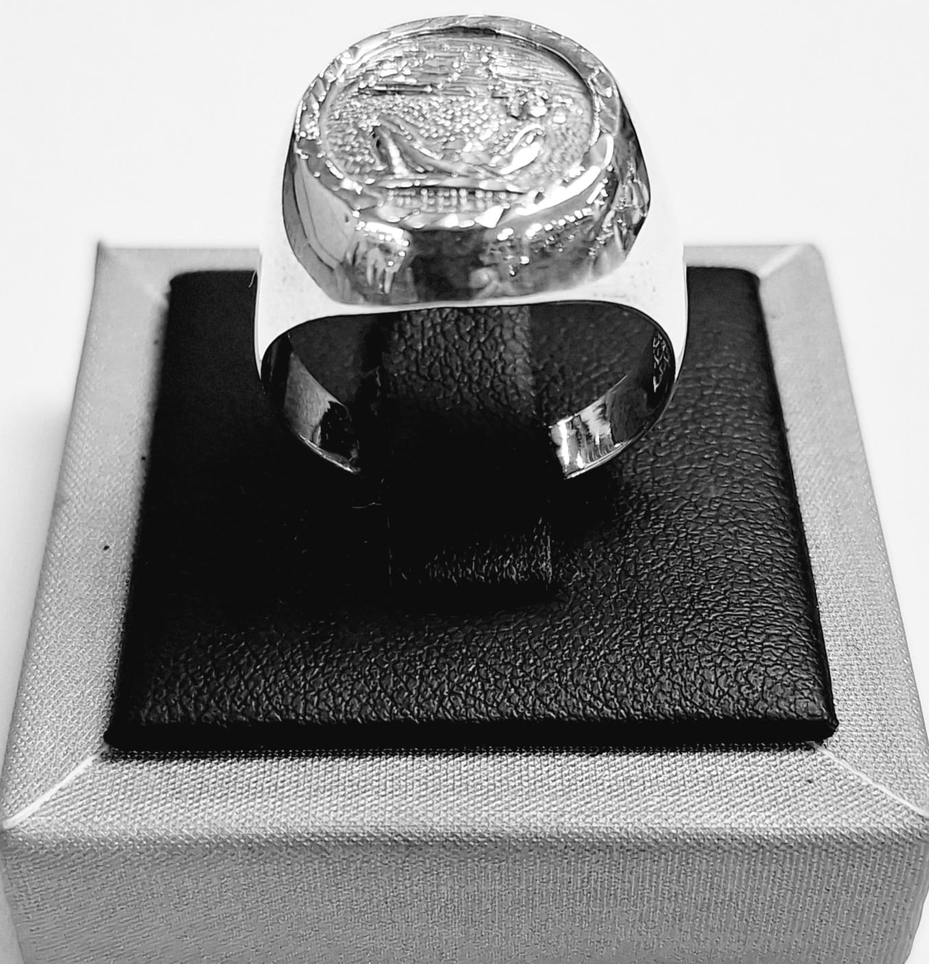 Sello de ley en el interior del anillo pirámide y chac mool en plata ley 925