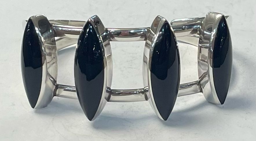 Sello de ley en el interior del brazalete con obsidiana en plata ley 925