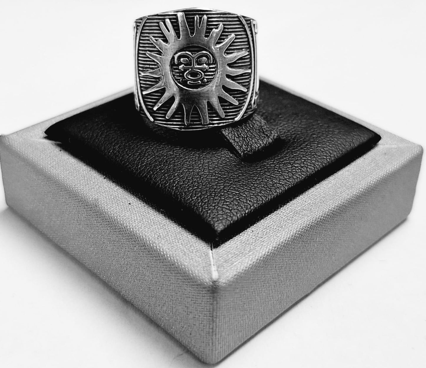 Anillo Sol con Grecas Maya en Plata Ley 925, vista frontal