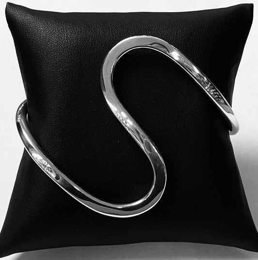 Sello de ley en el interior del brazalete en plata 925