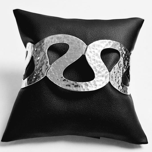 Sello de ley en el interior del brazalete martillado en plata ley 950