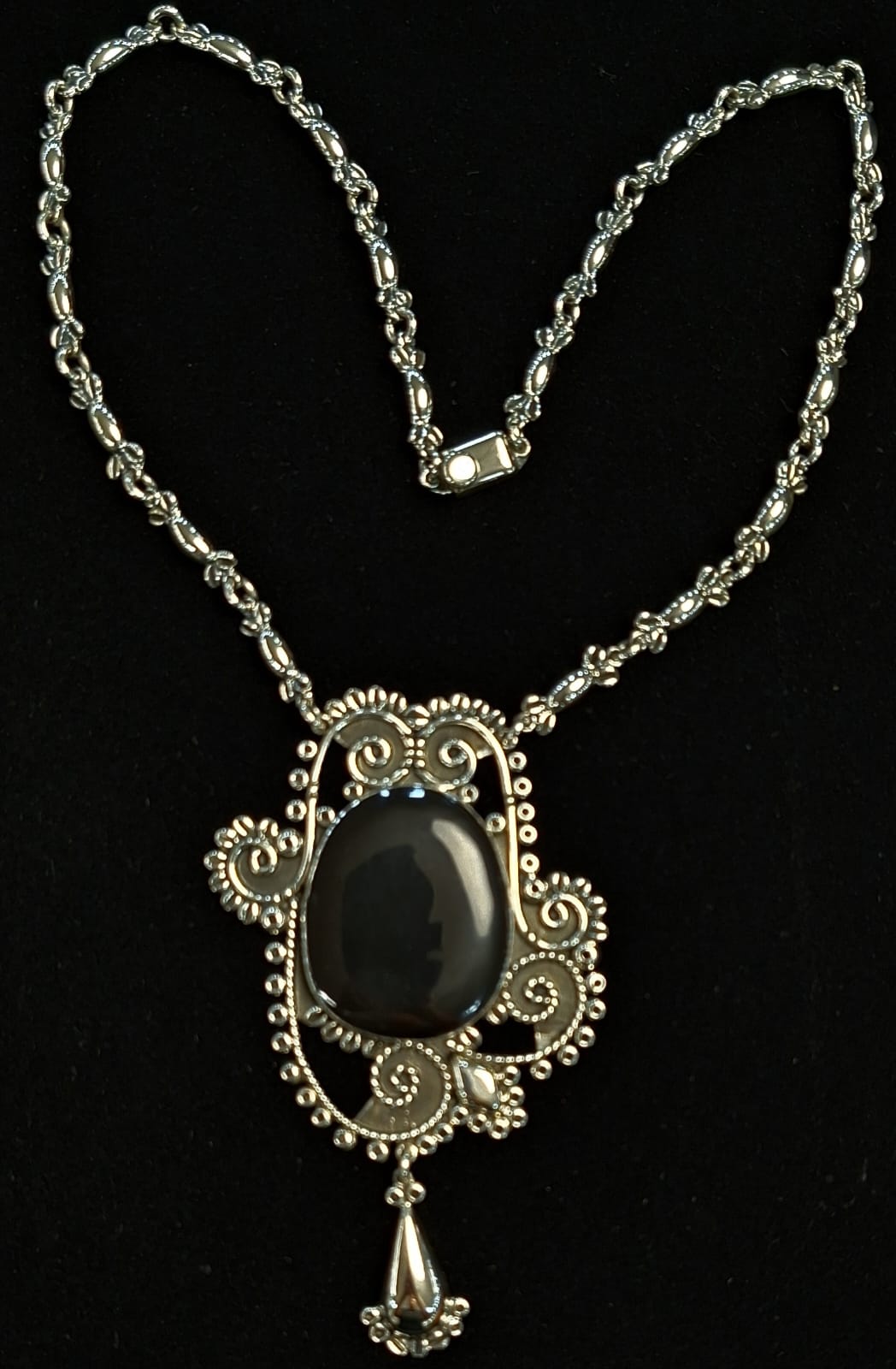 Sello de ley en el interior del collar vintage con incrustacion de obsidiana en plata ley 950