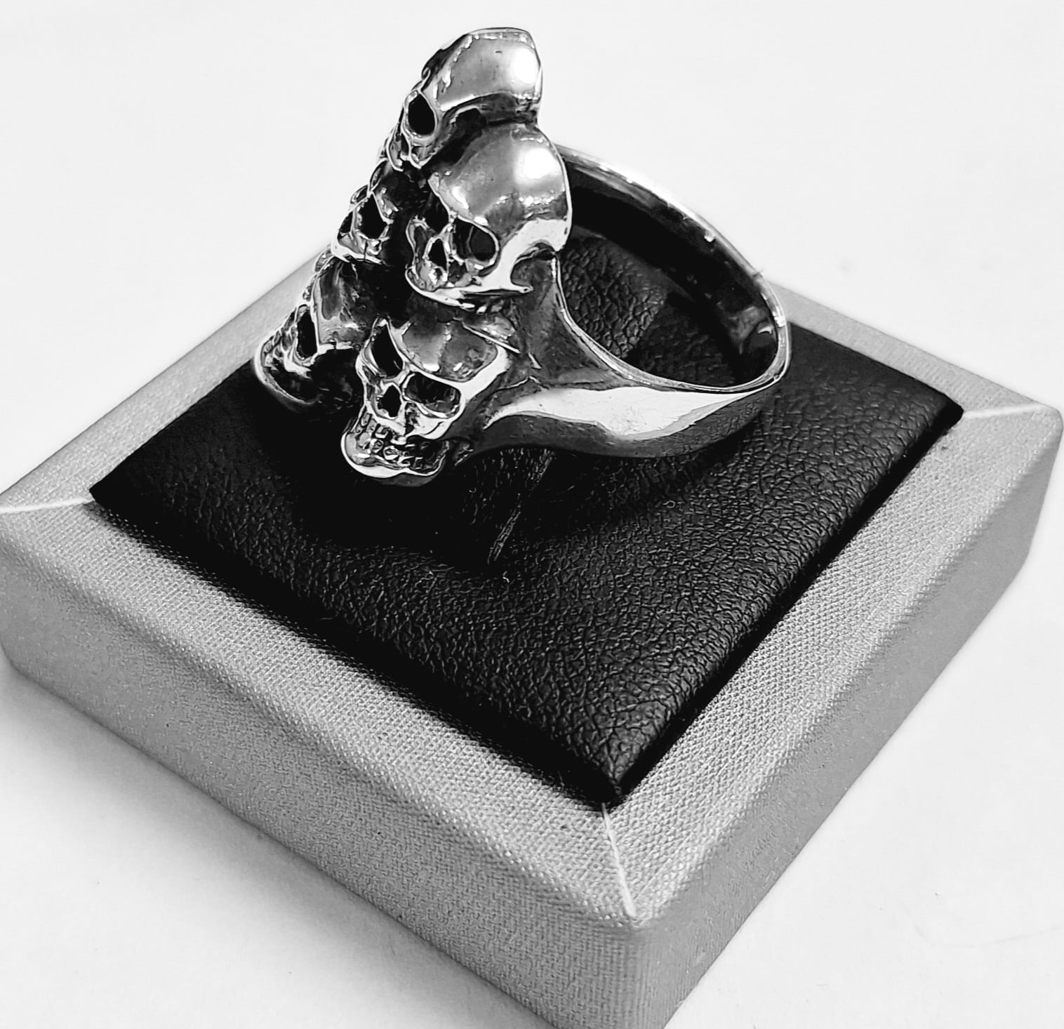 Anillo de Siete Cráneos en Plata Ley 925, sello de autenticidad Plata Ley .925