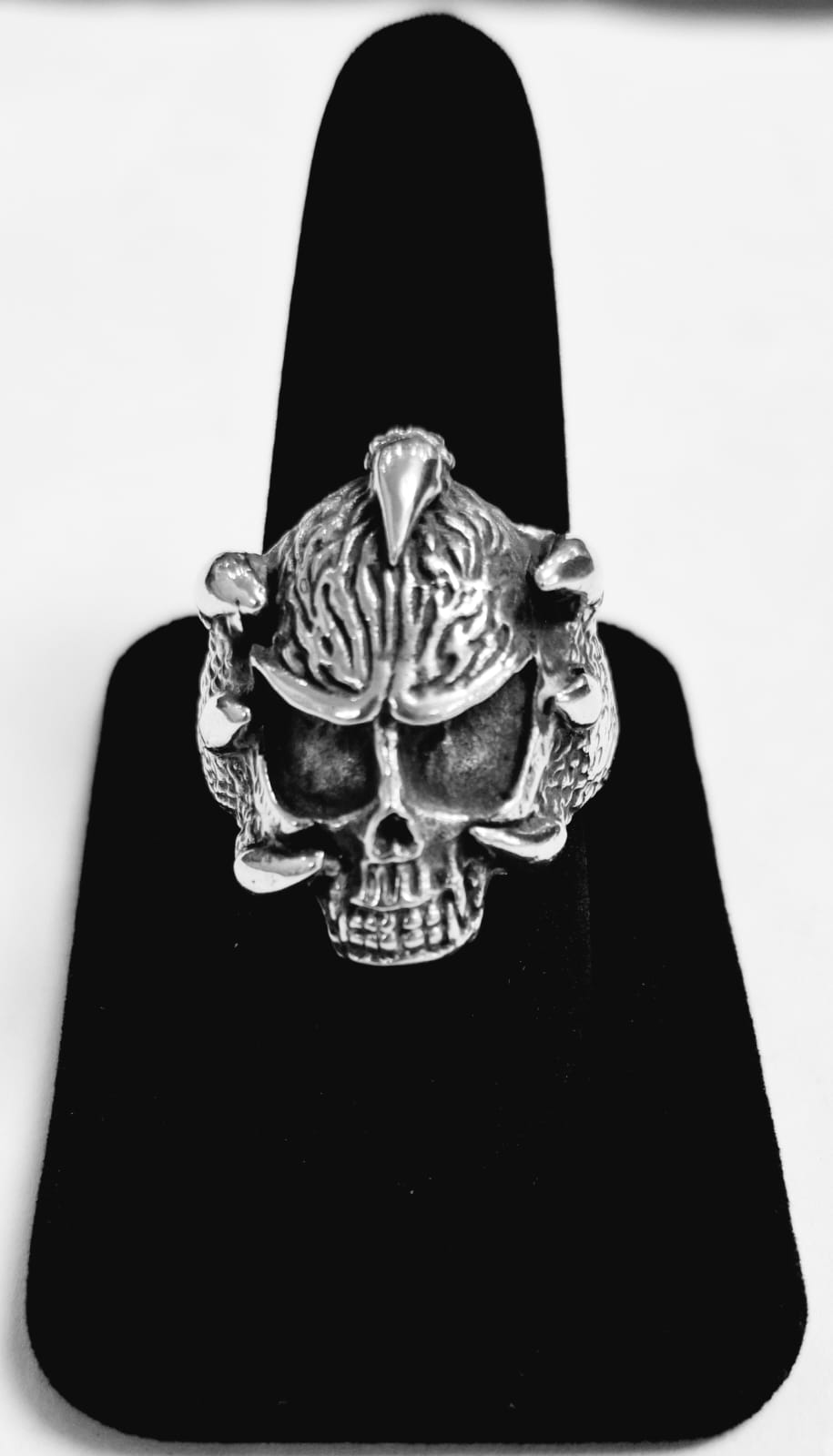 Sello de ley en el interior del anillo calavera guerrero en plata ley 925