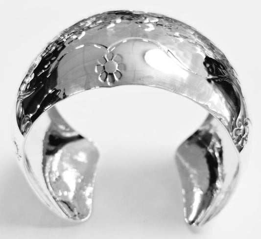 Sello de ley en el interior del brazalete martillado en plata ley en plata ley 925