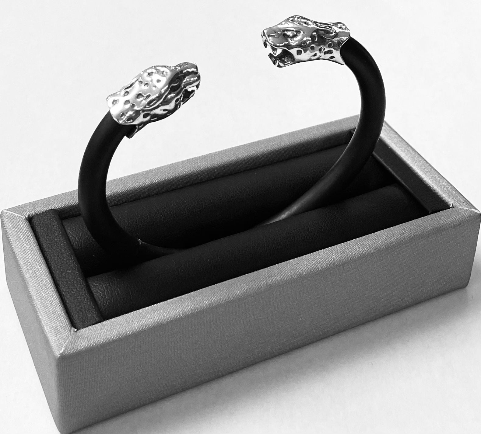 Brazalete en Plata Ley 925 con Caucho, vista frontal