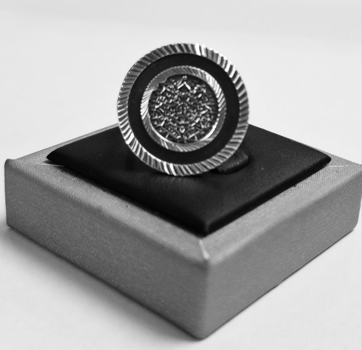Anillo Calendario Azteca en Plata Ley 925, vista frontal