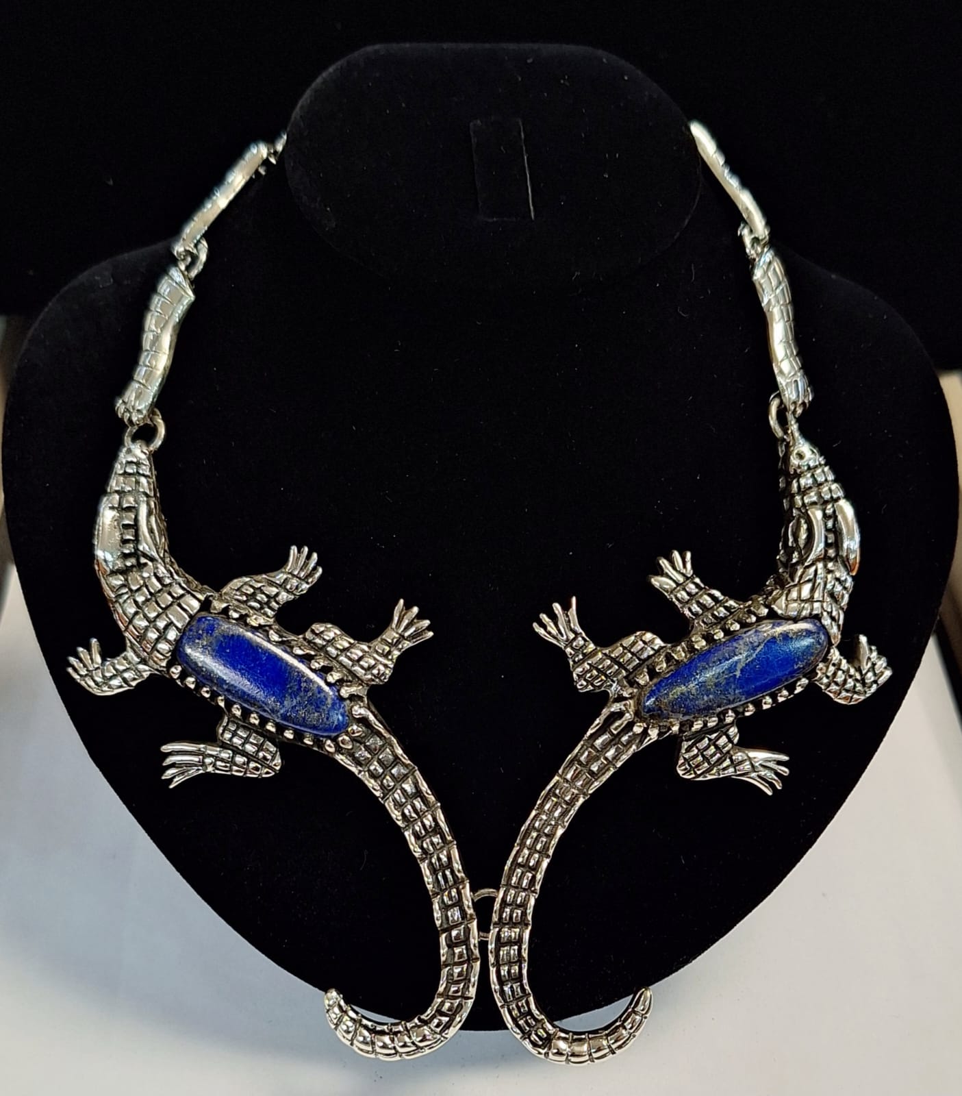 Collar Cocodrilo con Incrustacion de Lapislazuli en Plata Ley 925, sello de autenticidad Plata Ley .925