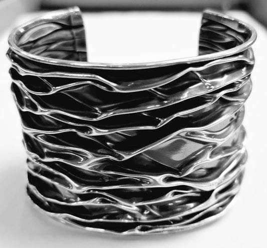 Sello de ley en el interior del brazalete corrugado en plata ley 925