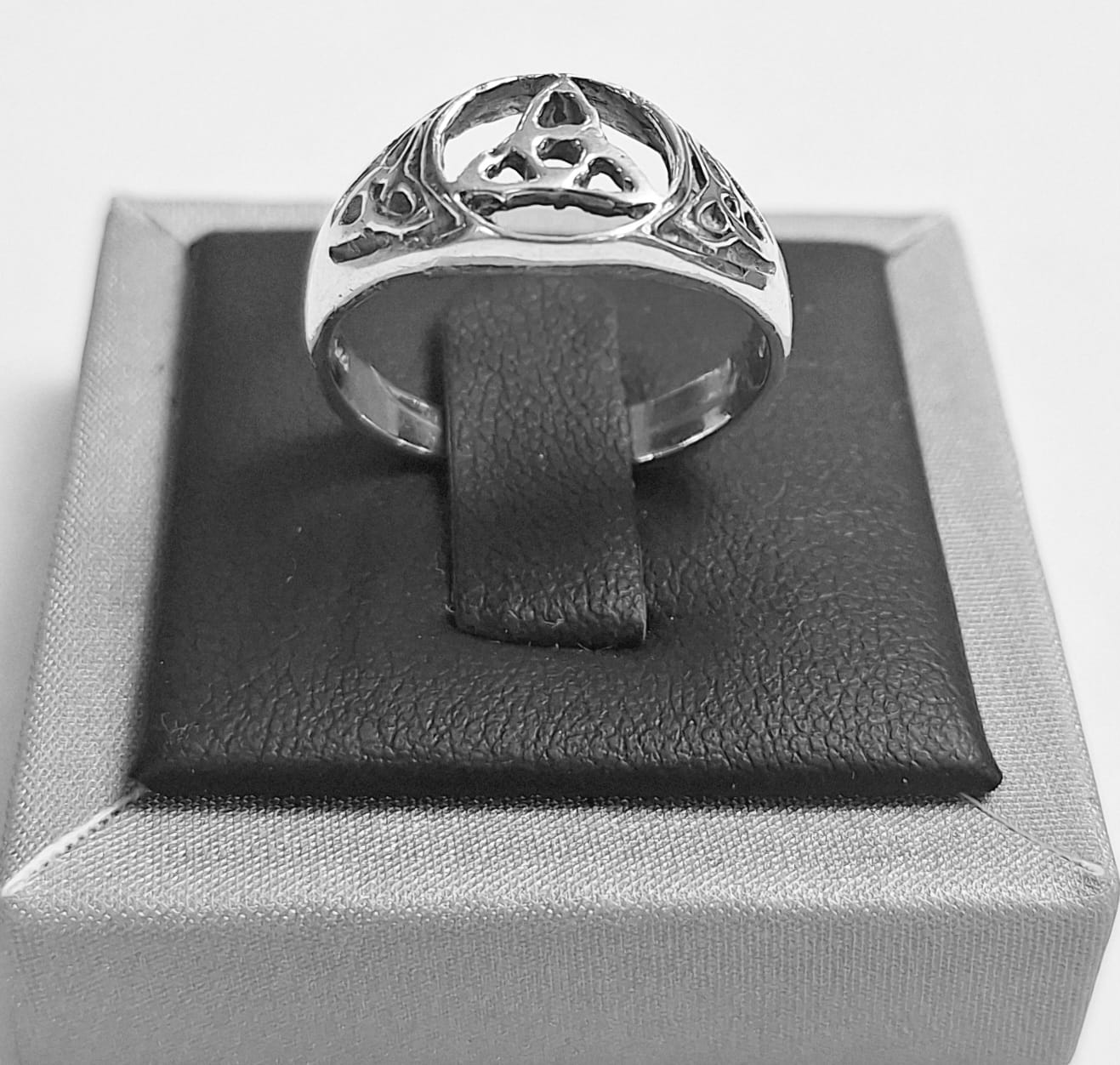 Sello de ley en el interior del anillo triqueta en plata ley 925