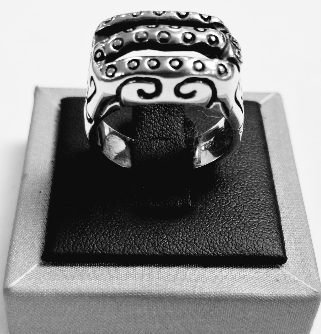 Sello de ley en el interior del anillo espiral en plata ley 950