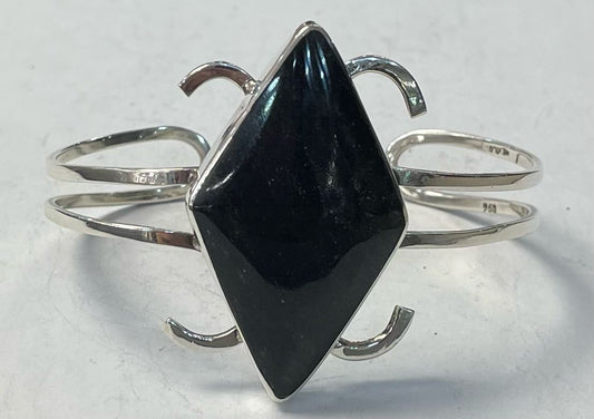 Sello de ley en el interior del brazalete con obsidiana en plata ley 925