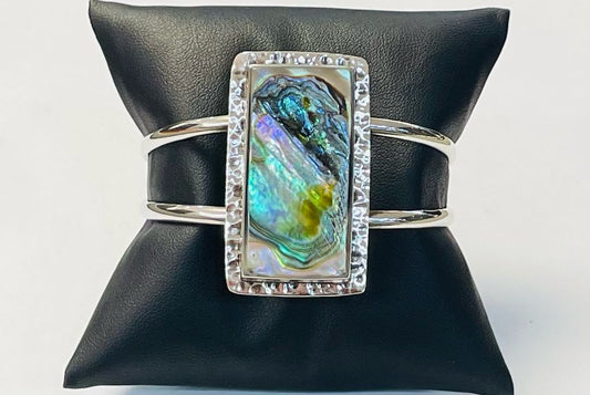 Sello de ley en el interior del brazalete en plata ley 925 con concha de abulon