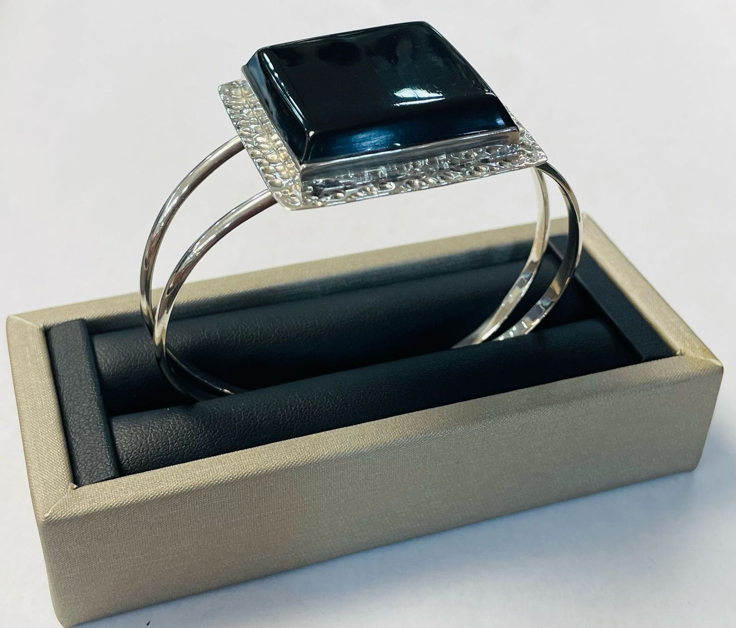 Brazalete en Plata Ley 925 con Obsidiana, sello de autenticidad Plata Ley .925