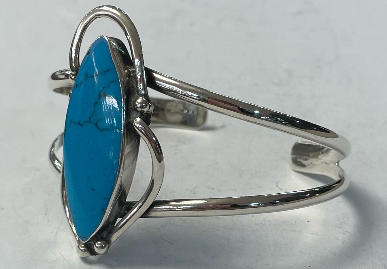 Brazalete con Turquesa en Plata Ley 925, vista frontal