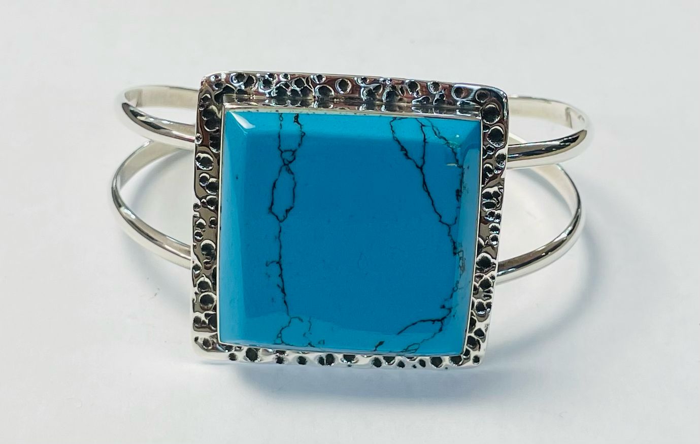 Sello de ley en el interior del brazalete en plata ley 925 con turquesa