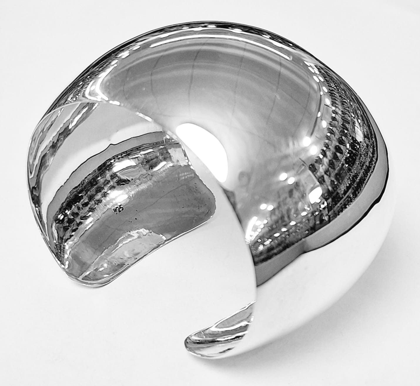 Sello de ley en el interior del brazalete en plata ley 925