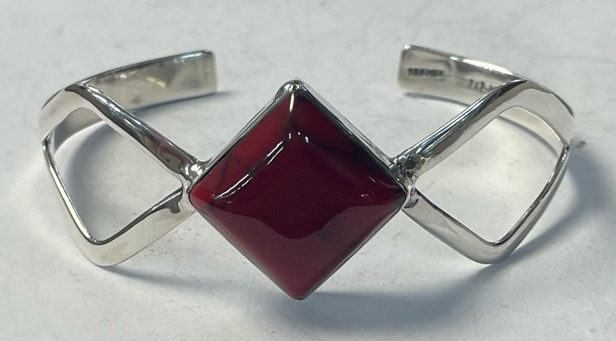 Sello de ley en el interior del brazalete con coral en plata ley 925