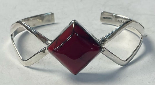Sello de ley en el interior del brazalete con coral en plata ley 925