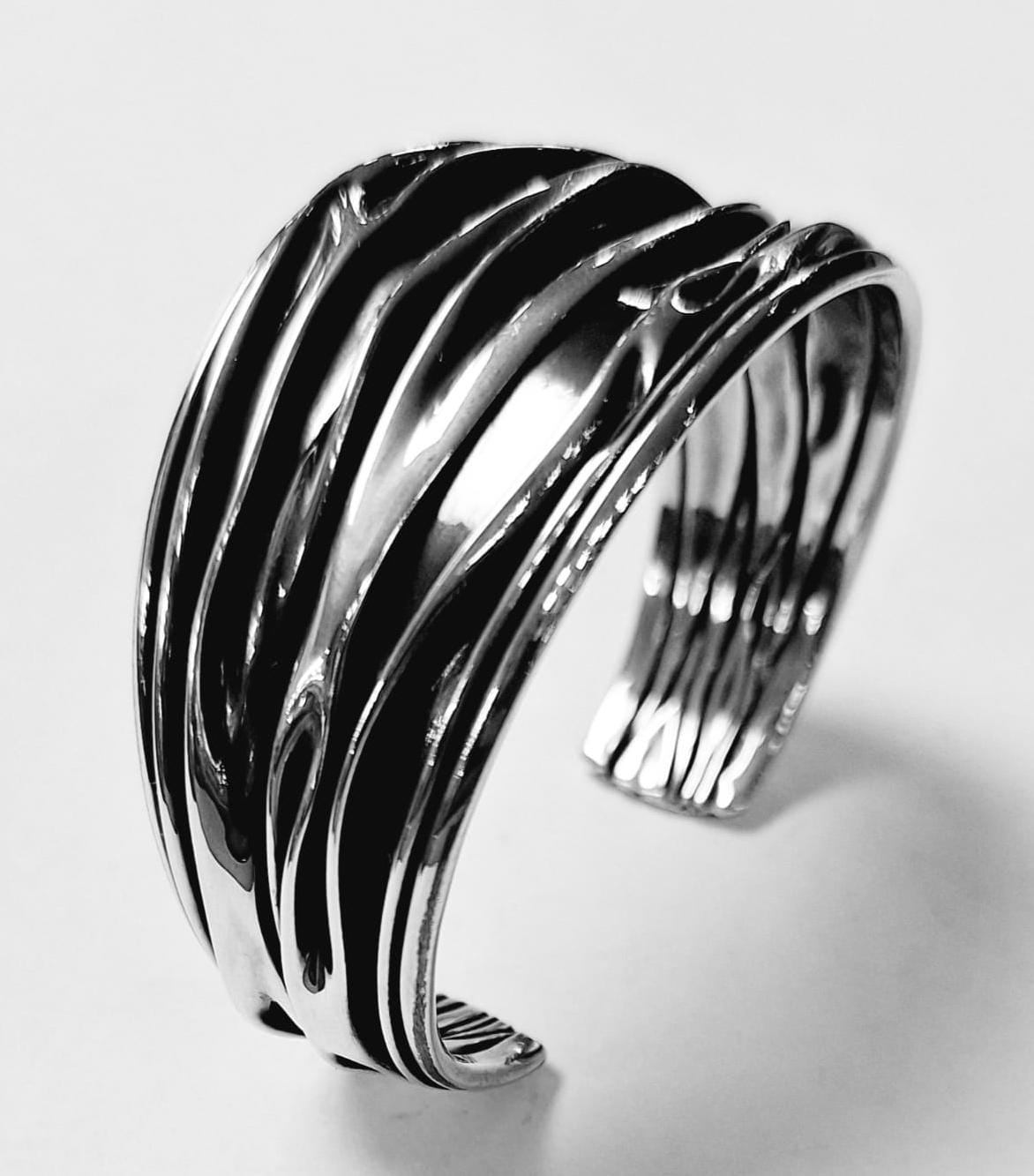 Sello de ley en el interior del brazalete corrugado en plata ley 925