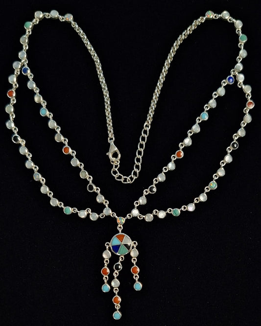 Sello de ley en el interior del collar con incrustaciones de piedra en plata ley 925