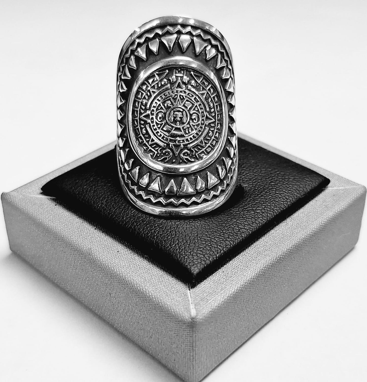 Anillo Calendario Azteca en Plata Ley 925, vista frontal