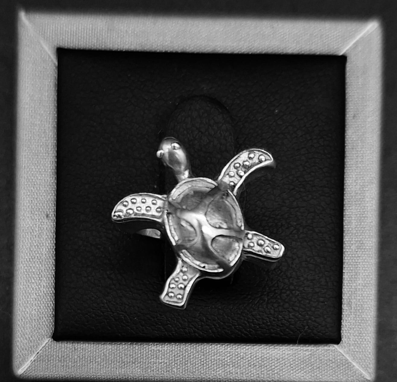 Anillo Plata Ley 950 , Tortuga sobre fondo blanco