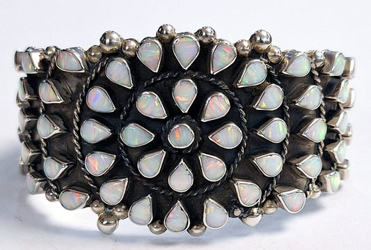 Sello de ley en el interior del brazalete con opalo en plata ley 950